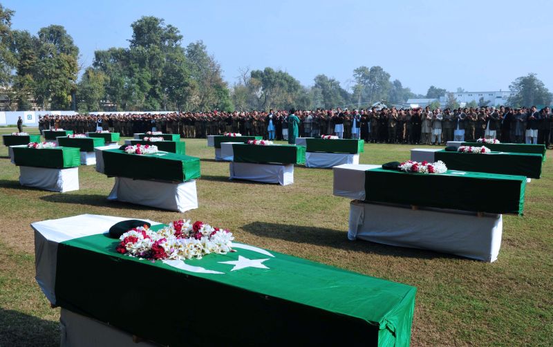 Soldados paquistaneses mortos em ataque no sábado são enterrados | AFP PHOTO / A. MAJEED