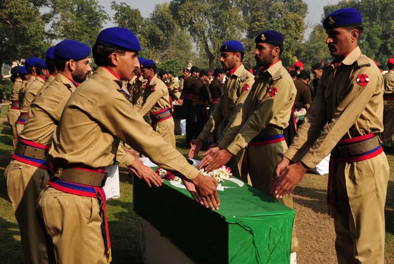 Soldados paquistaneses homenageiam um dos 25 mortos no ataque aéreo | A. Majeed/AFP