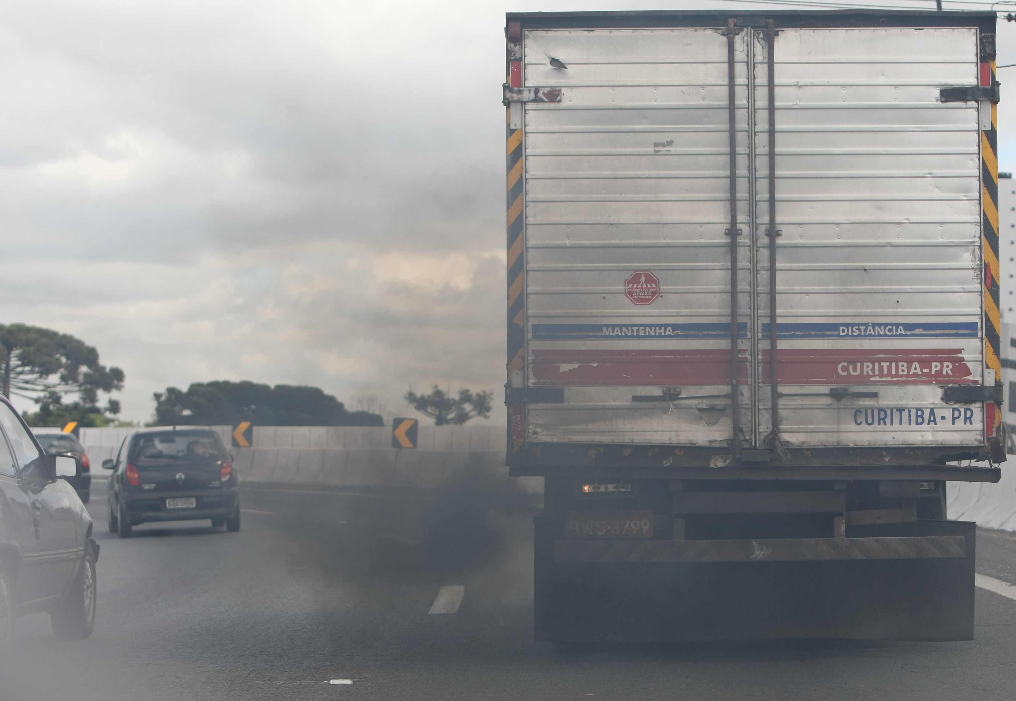 Caminhão poluindo a cidade. | Aniele Nascimento / Agência de Noticias Gazeta do Povo