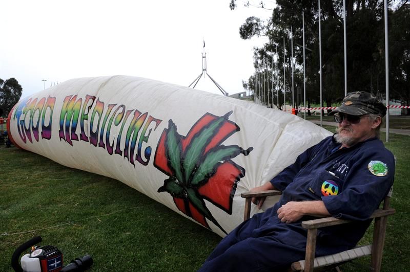 Manifestante que apoia a legalização da maconha espera a chegada do presidente Obama à Austrália | EFE/Alan Porrit