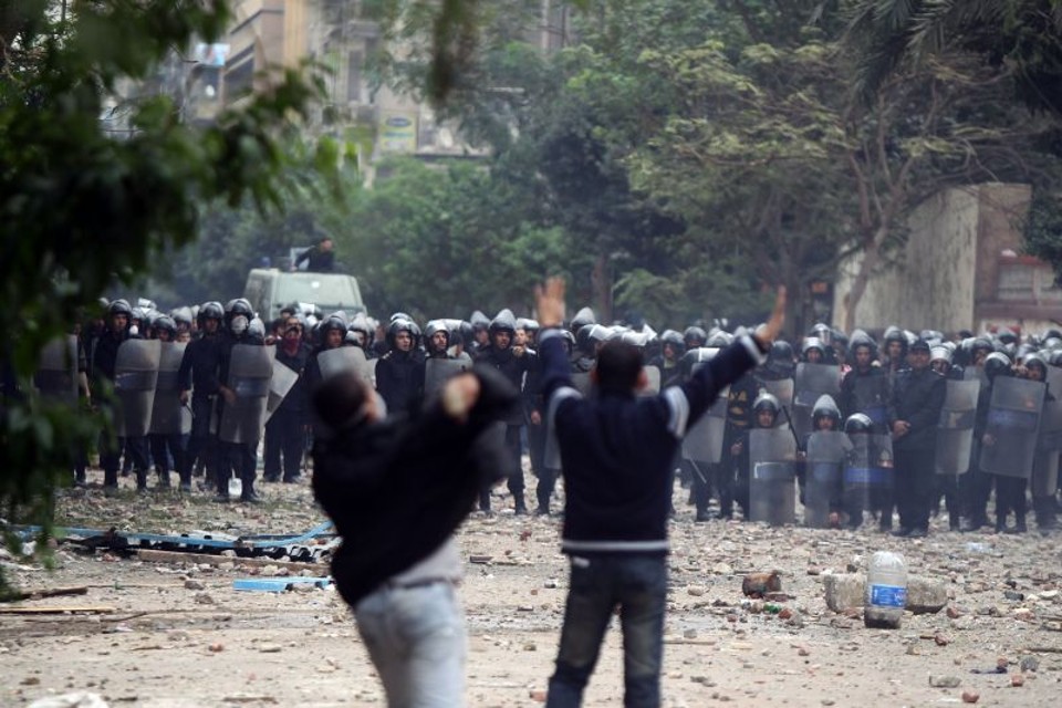 Estes novos choques explodiram quando centenas de manifestantes atacaram as forças de segurança que custodiam as imediações da sede do Ministério do Interior com pedras | AFP PHOTO / KHALED DESOUKI