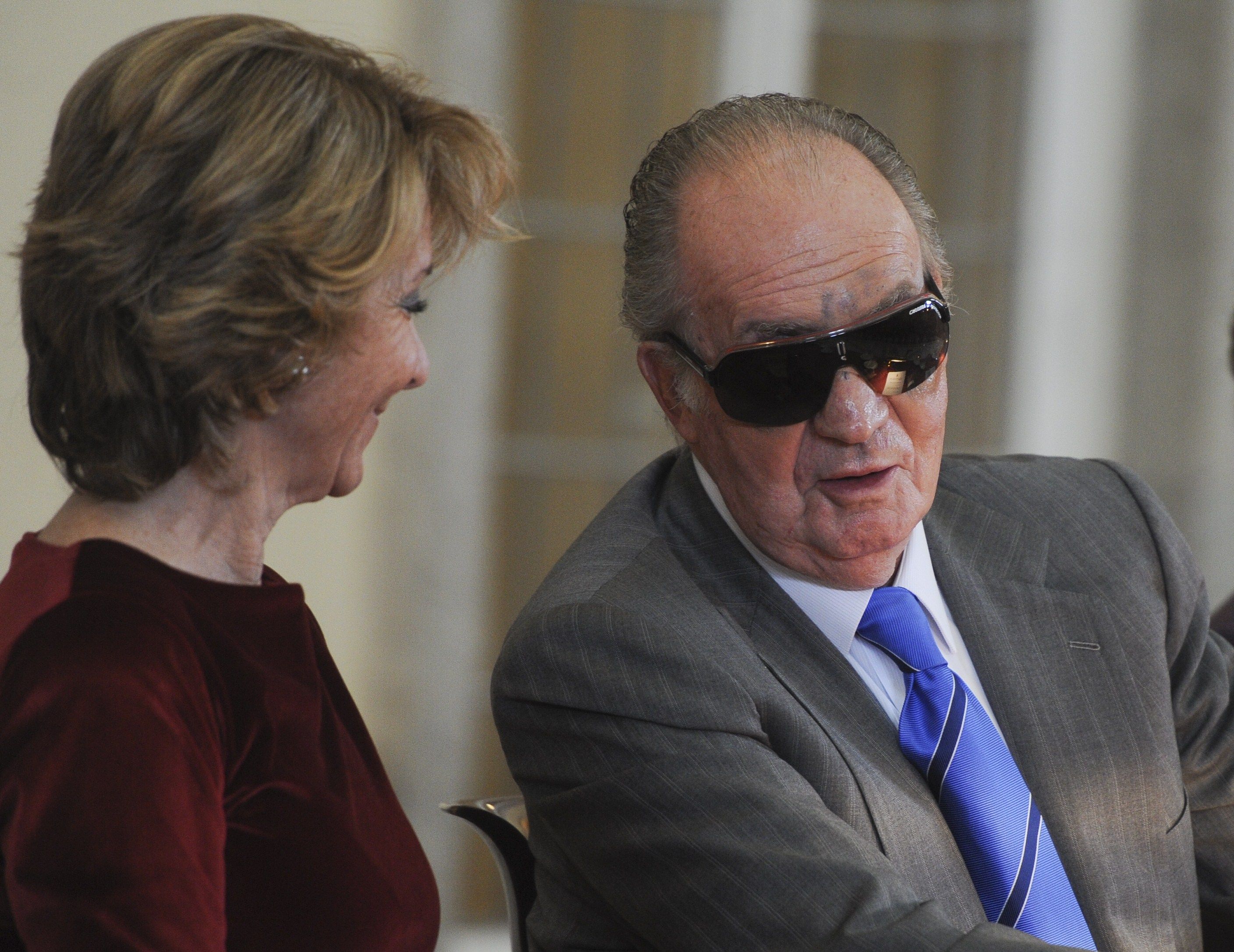 Rei da Espanha Juan Carlos usa óculos escuros para esconder olho roxo em Madri | AFP PHOTO/DOMINIQUE FAGET