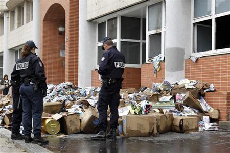 Policiais franceses em frente ao escritório da revista humorística francesa Charlie Hebdo, em Paris | Benoit Tessier/Reuters