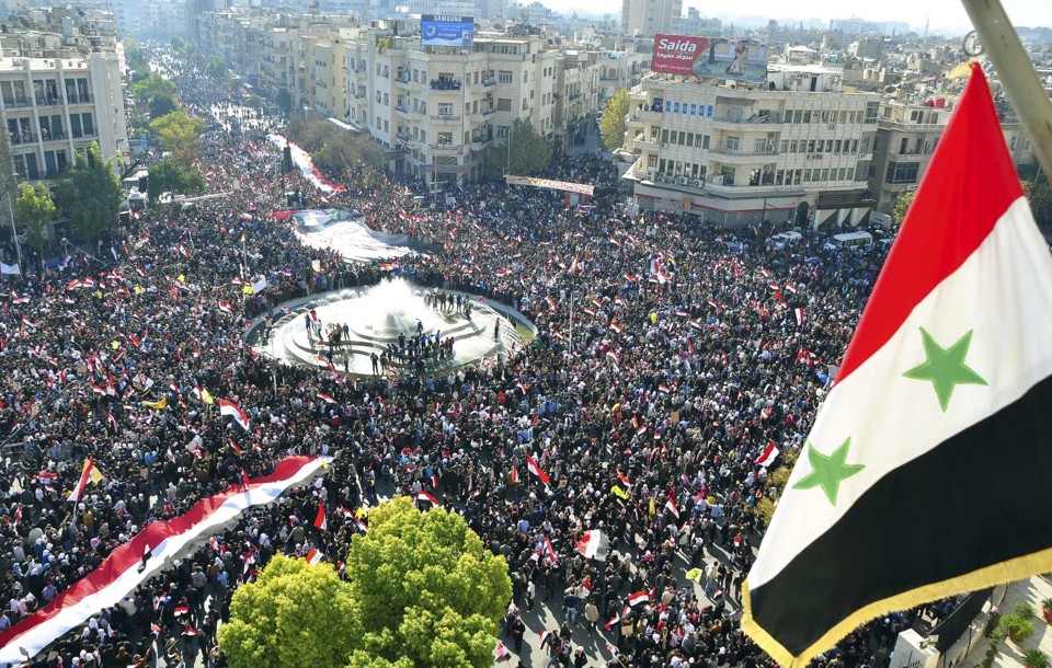 Simpatizantes do presidente sírio, Bashar al-Assad, participam de manifestação na praça al-Sabaa Bahrat, em Damasco | REUTERS/ Sana/Divulgação