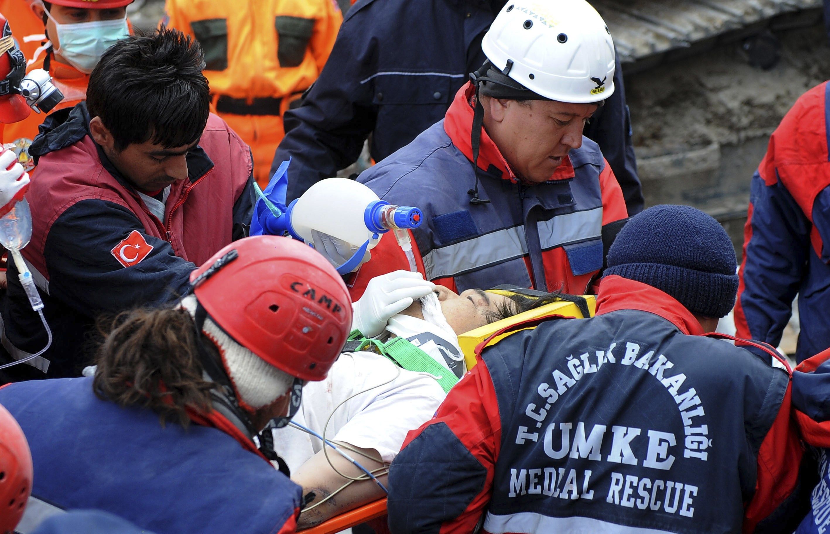 Equipes de resgate transportam o sobrevivente japonês Atsushi Miyazaki para uma ambulância depois de ele ter sido encontrado em um hotel destruído pelo terremoto em Van, na Turquia | REUTERS/Salih Zeki Fazlioglu/Agência Anadolu
