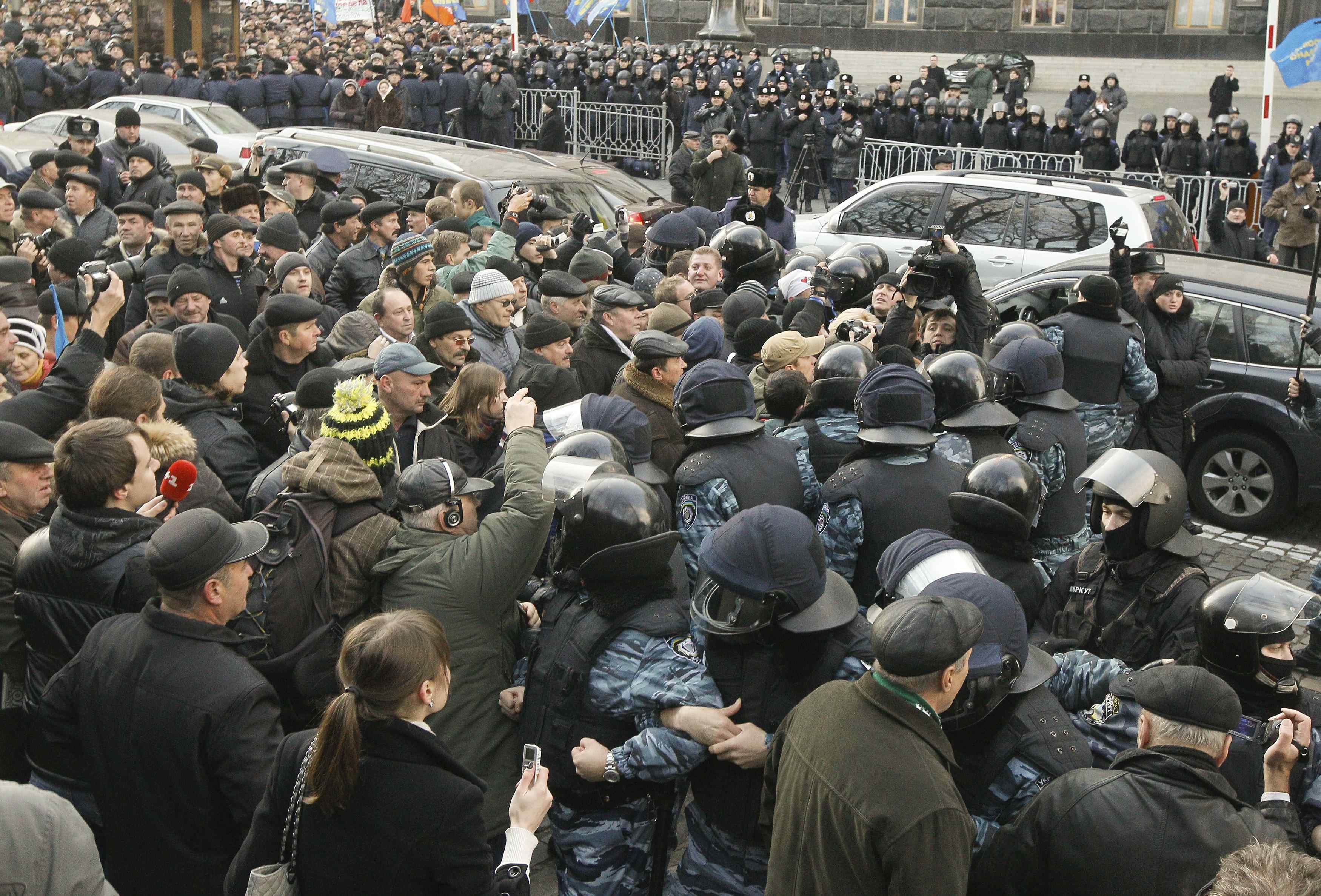 Polícia tentar bloquear veteranos do desastre de Chernobyl, revoltados com o corte de benefícios | REUTERS/Sergei Svetlitsky