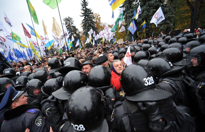 Polícia bloqueia os manifestantes em frente ao Parlamento ucraniano | AFP