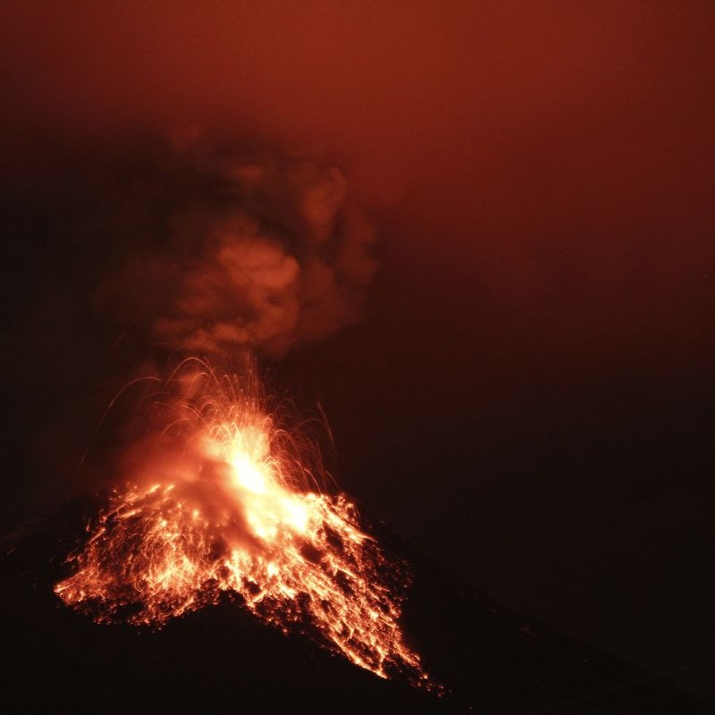 Cinzas do vulcão Tungurahua sobem a 4 km e Equador mantém alerta