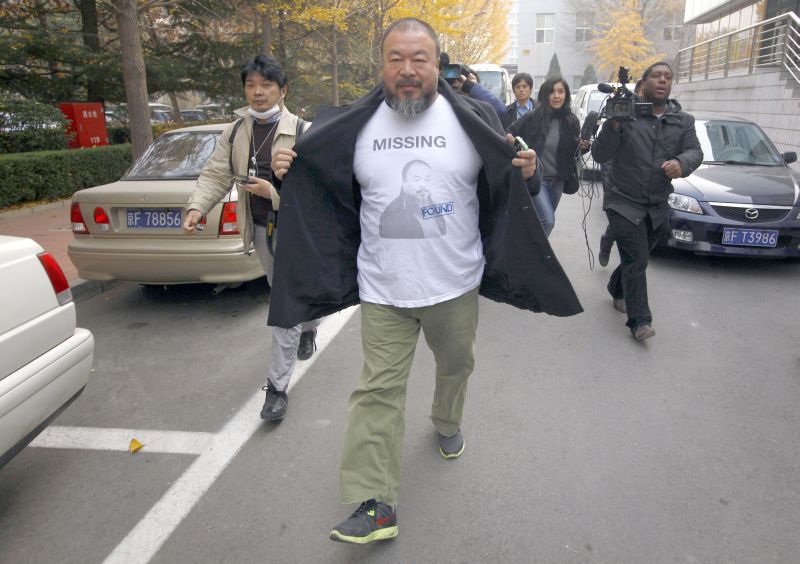 Weiwei mostra camiseta com a palavra desaparecido, em crítica ao governo chinês | David Gray/Reuters