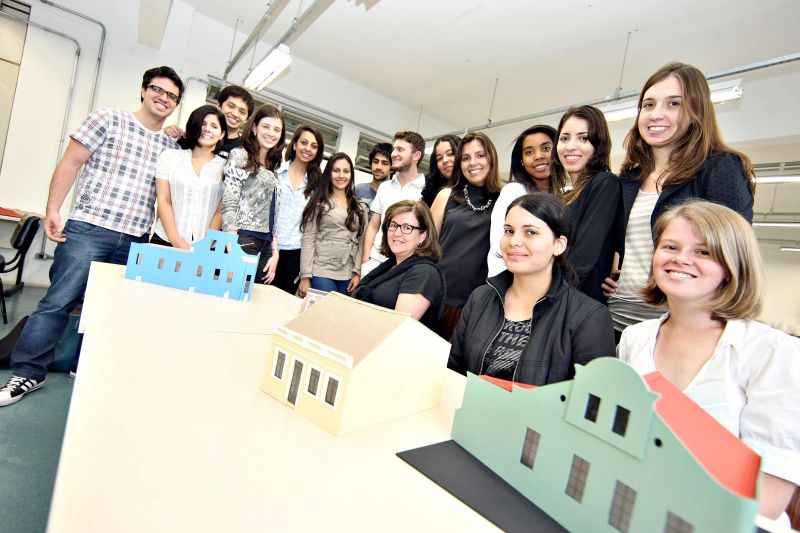 Alunos de Arquitetura da UTFPR reunidas com as maquetes que fizeram a partir do trabalho em campo | Fotos: Ivonaldo Alexandre/ Gazeta do Povo