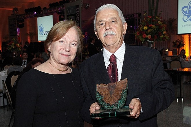 O renomado arquiteto Manoel Coelho (na foto com a esposa Denise) foi o único não engenheiro entre os 12 profissionais homenageados pelo Instituto de Engenharia do Paraná na última sexta-feira, com o Troféu Paraná de Engenharia. Ele recebeu o prêmio