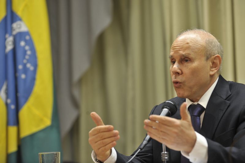 Espero que chegue ao consumidor não só o que foi reduzido de impostos, mas que as lojas façam promoções vendendo além disso. O consumidor deve pechinchar e discutir com o varejista, dizendo: o governo está reduzindo 10 pontos porcentuais no imposto da geladeira, eu quero mais do que isso. E com um financiamento mais barato.Guido Mantega, ministro da Fazenda | Abr