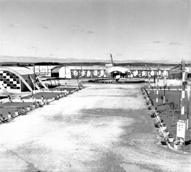 Alameda da entrada da Exposição |