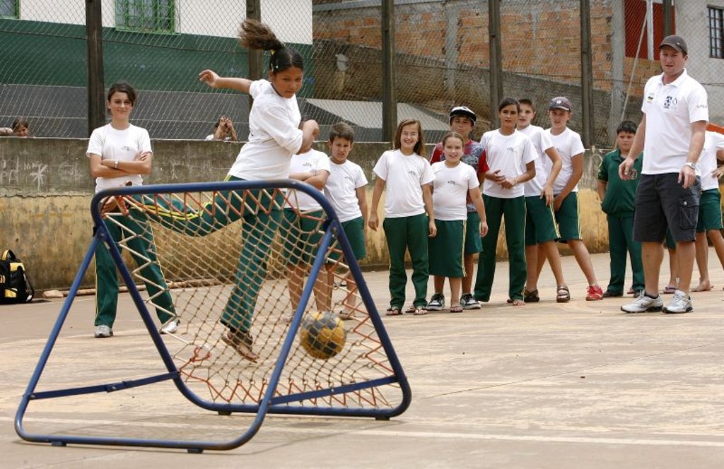 Crianças aprendem o tchoukball na escola, o que ajudou a fazer da cidade uma referência nacional no esporte