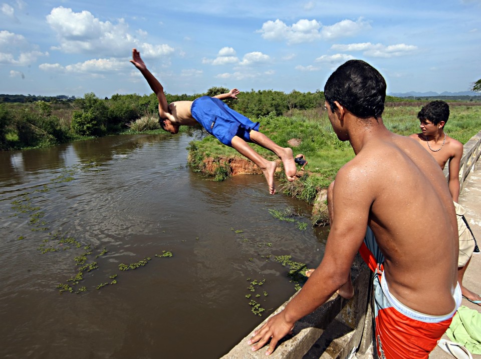 Em foto de arquivo, jovens saltam em rio, em São José dos Pinhais | Albari Rosa/ Gazeta do Povo