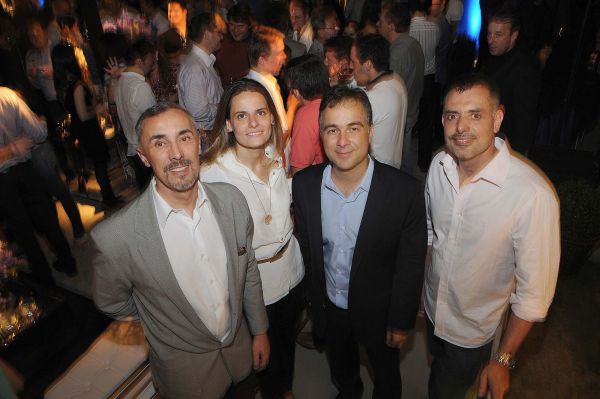 Os arquitetos Mario Siqueira Campos, Carla Mattioli e Maurício Pinheiro ladeiam o proprietário da Diprotec Center, Agnelo Ribas (de camisa azul), na badalada festa de inauguração da primeira loja conceito da construção civil em Curitiba | Kraw Penas