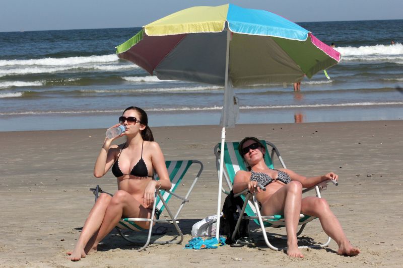 O sol forte também fez os turistas se preocuparem com os cuidados com a saúde | Walter Alves/ Agência de Noticias Gazeta do Povo