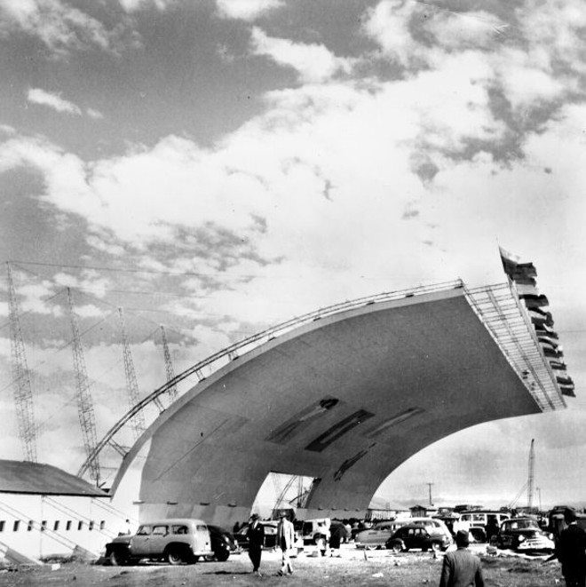 Portal da entrada da Exposição Mundial do Café no Centenário do Paraná, em 1853. Hoje no local está posicionado o portão de entrada do Colégio Militar de Curitiba |