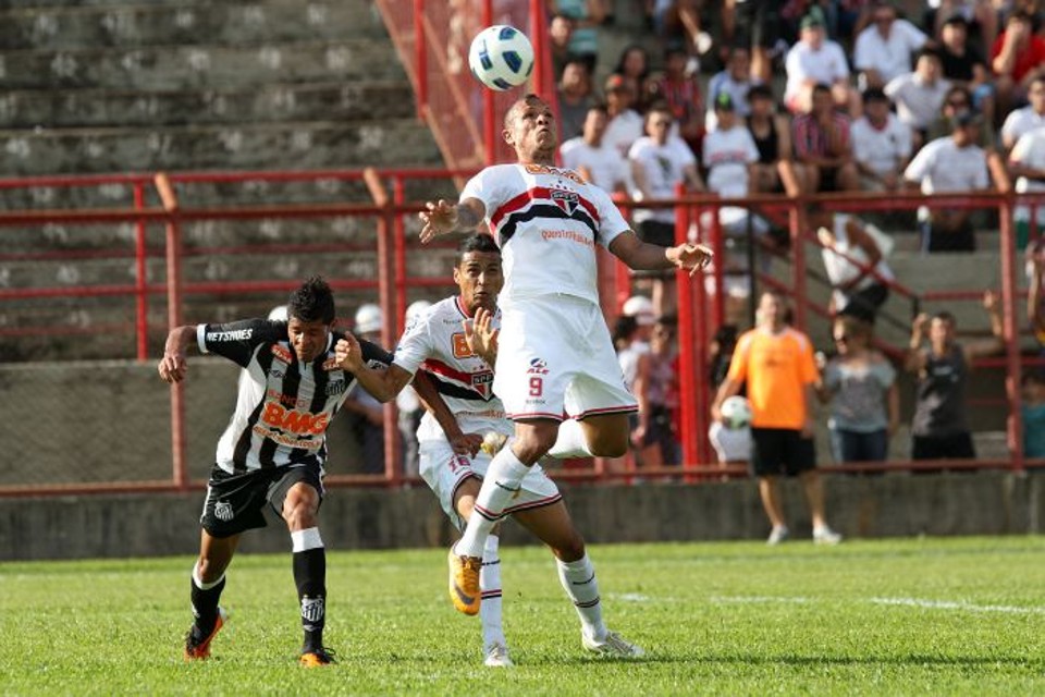 Luís Fabiano mata a bola no peito na fácil e insuficiente vitória do São Paulo sobre o time reserva do Santos | Idário Café/ Vipcomm