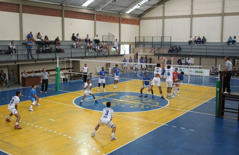 Disputa do vôlei masculino no ginásio do Colégio Marista Paranaense. Esporte é um dos pontos fortes da competição olímpica-escolar que termina hoje , em Curitiba | Aniele Nascimento/ Gazeta do Povo