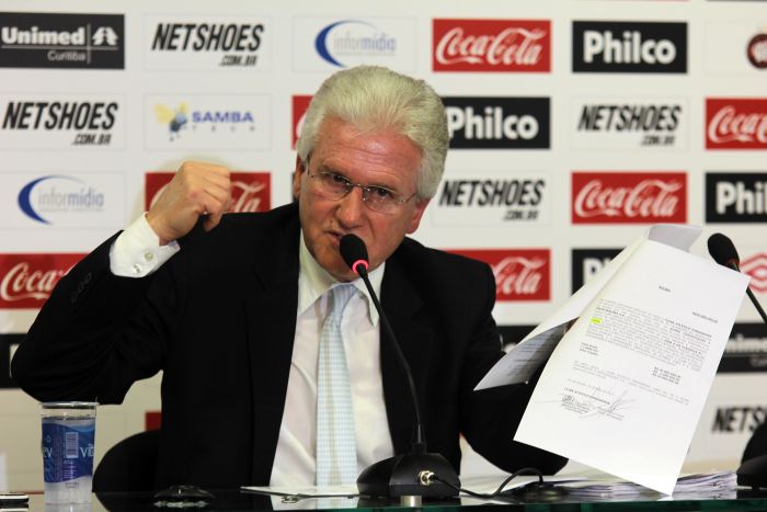 Malucelli apresenta documentos da contratação de Morro García na coletiva de imprensa nesta terça-feira | Walter Alves / Gazeta do Povo