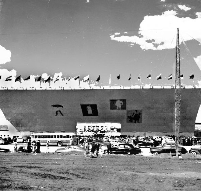 Portal da entrada da Exposição Mundial do Café no Centenário do Paraná, em 1853. Hoje no local está posicionado o portão de entrada do Colégio Militar de Curitiba |
