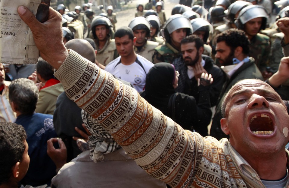 Manifestantes gritam slogans contra o conselho militar do Egito, nesta sexta-feira, no Cairo | Amr Abdallah Dalsh/Reuters