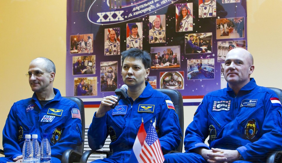 Os astronautas Donald Pettit, Oleg Kononenko e Andre Kuipers durante entrevista nesta quarta-feira (20) | Shamil Zhumatov/Reuters