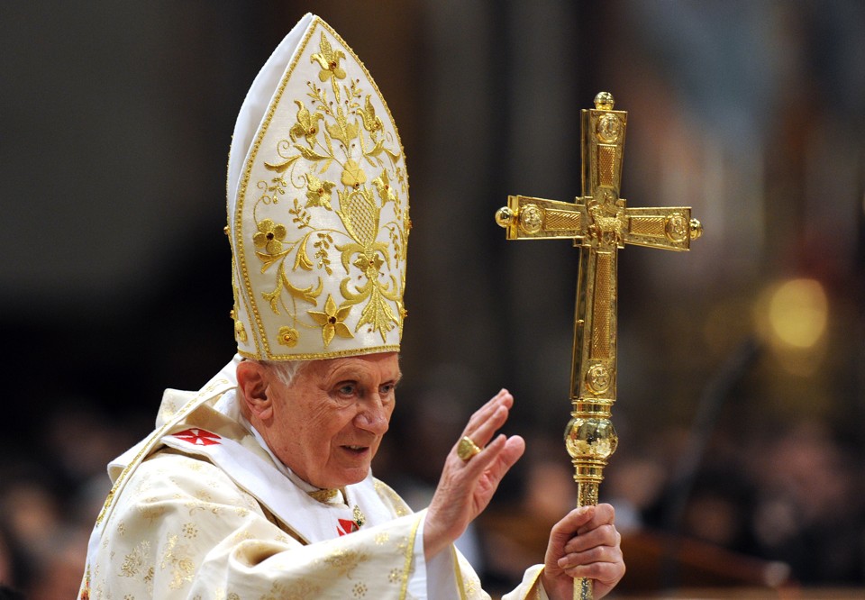 O Papa Bento XVI, de 84 anos, celebra a missa que comemora o nascimento de Jesus na basílica de São Pedro | AFP PHOTO / GABRIEL BOUYS