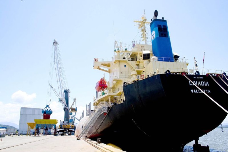 Desembarque no Porto de Antonina: terminal, que já emprega 750 pessoas, começa a disputar mão de obra com outros setores | Bianca Garmatter/Arquivo/Gazeta do Povo