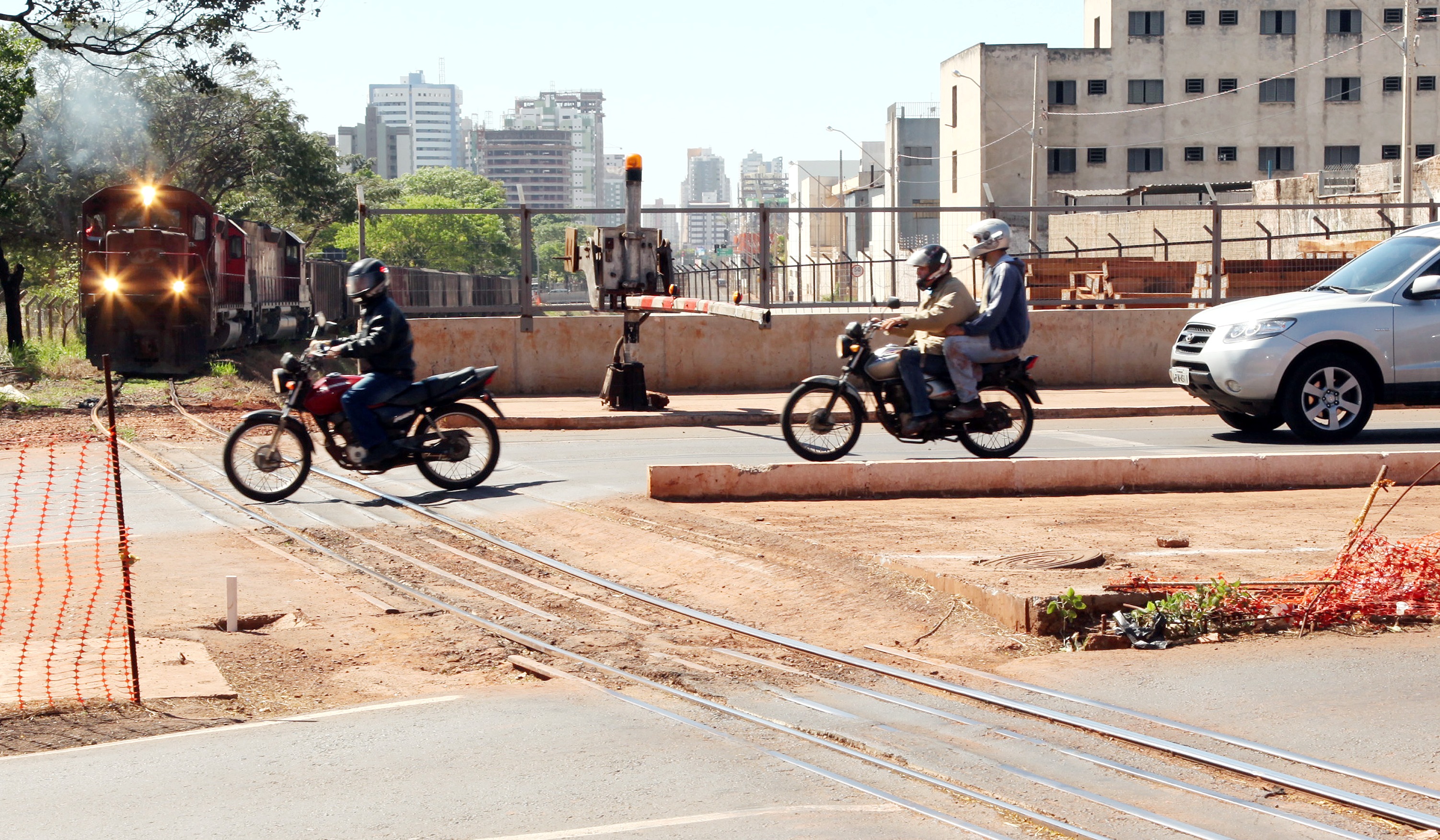 Trem passa pela Avenida 19 de Dezembro diversas vezes ao dia interrompendo o tráfego na via | Divulgação PMM
