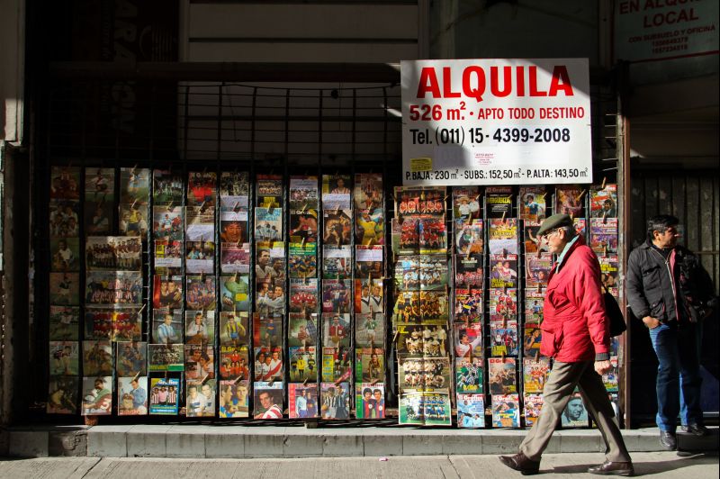 Vendedor de periódicos antigos na Rua Suipacha, no centro de Buenos Aires | Daniel Castellano/ Gazeta do Povo