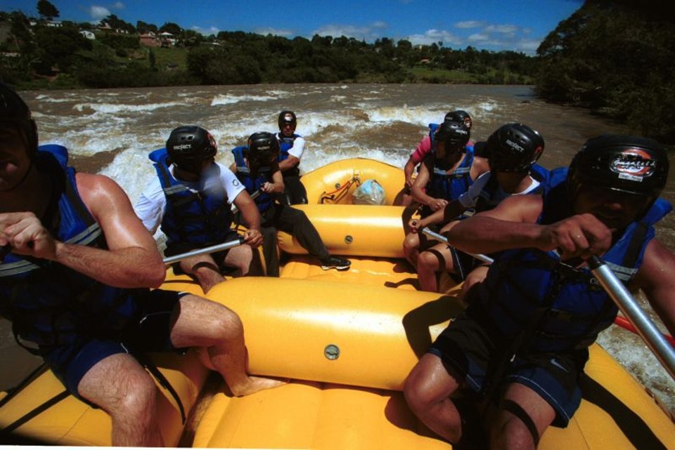 Empresas especializadas oferecem aos aventureiros rafting no Rio Tibagi | Jonathan Campos/ Gazeta do Povo