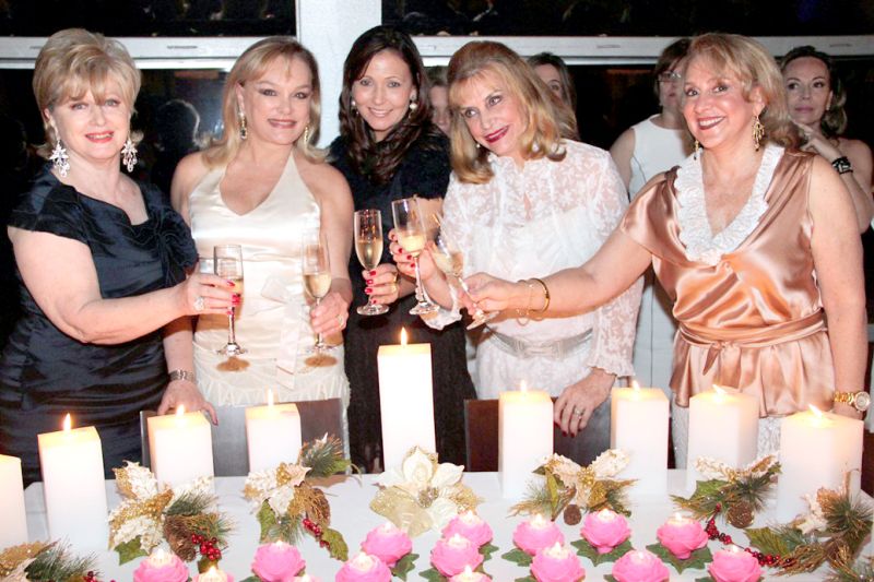 Festa do branco- O jantar de final de ano da BPW Associação de Mulheres de Negócios e Profissionais de Curitiba, comandado pela presidente Lylian Vargas, aconteceu no restaurante Duetto, com destaque para a cerimônia das velas brancas, em homenagem às personalidades de destaque. Lylian Vargas, que recebeu muitos cumprimentos pela organização do evento, o qual estava belíssimo, comemorou ao lado das amigas e associadas o sucesso da comemoração | Divulgação