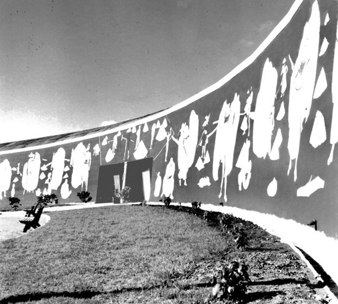 Pavilhão central decorado com figuras do Poty |