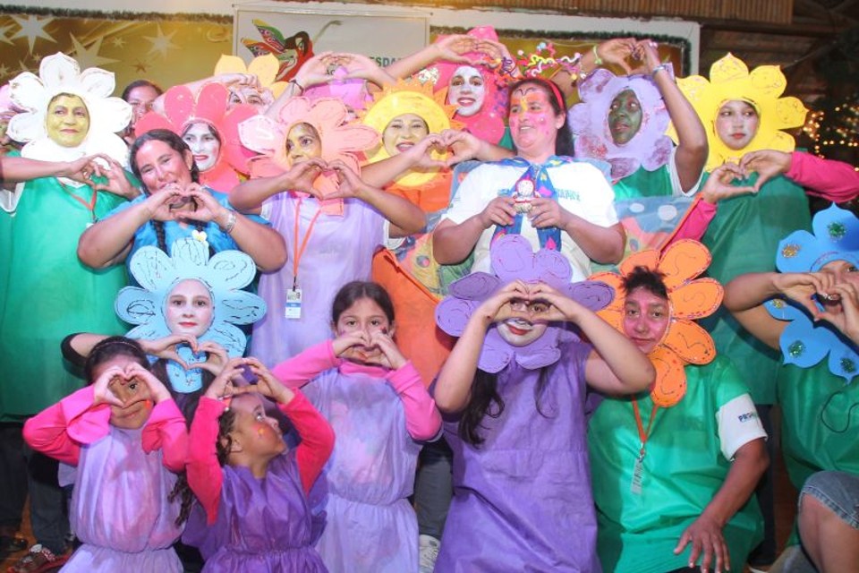 Peça de teatro do Mulheres da Paz, em São José dos Pinhais, na última quinta-feira: grupo fortalece laços na comunidade para reverter quadro de violência | Walter Alves/ Gazeta do Povo