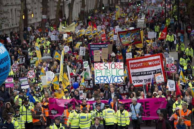 Grevistas tomaram o centro de Londres ontem: segundo sindicatos, 2 milhões de funcionários públicos pararam no Reino Unido | Adrian Dennis/AFP