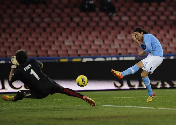 O atacante uruguaio Edinson Cavani marca o gol contra o Genoa na vitória do Napoli por 6 a 1 | Roberto Salomone/ AFP