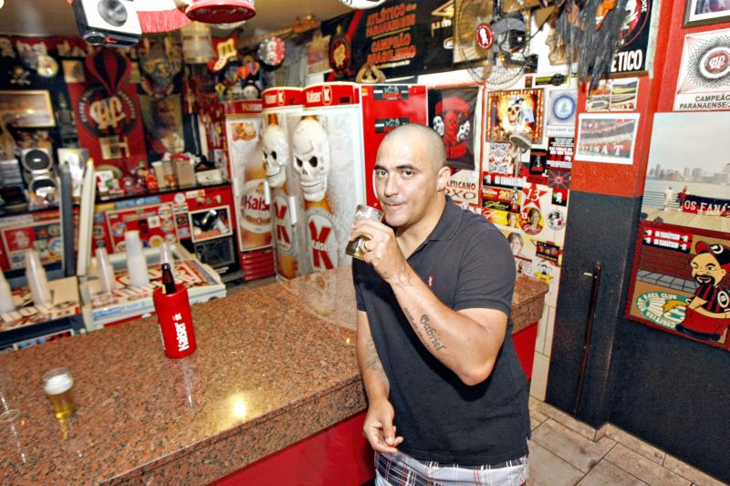 O capitão Nem conversou com a reportagem no balcão do bar da sede da torcida Os Fanáticos | Antonio More/ Gazeta do Povo