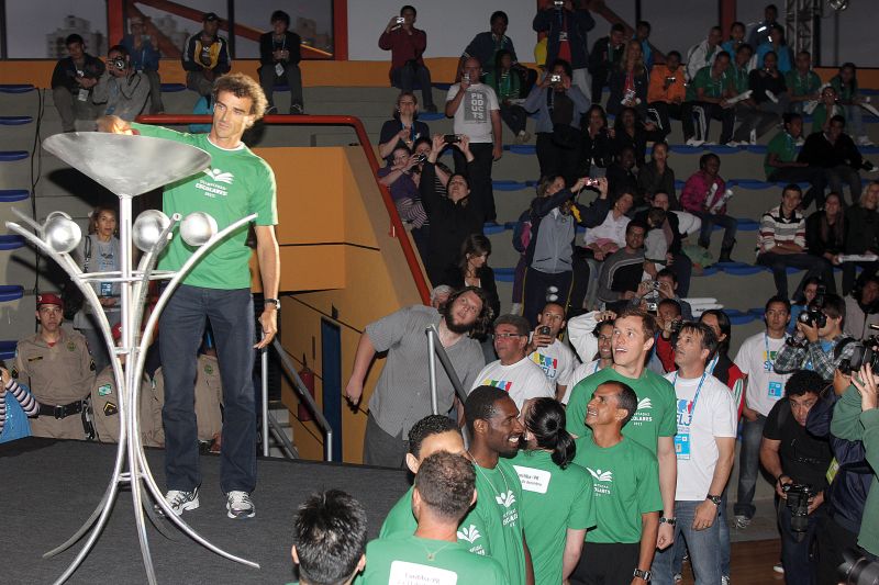 O medalhista de ouro olímpico Emanuel acende a pira das Olimpíadas Escolares, em Curitiba. Evento envolverá 3,6 mil estudantes, de 15 a 17 anos | Walter Alves/ Gazeta do Povo
