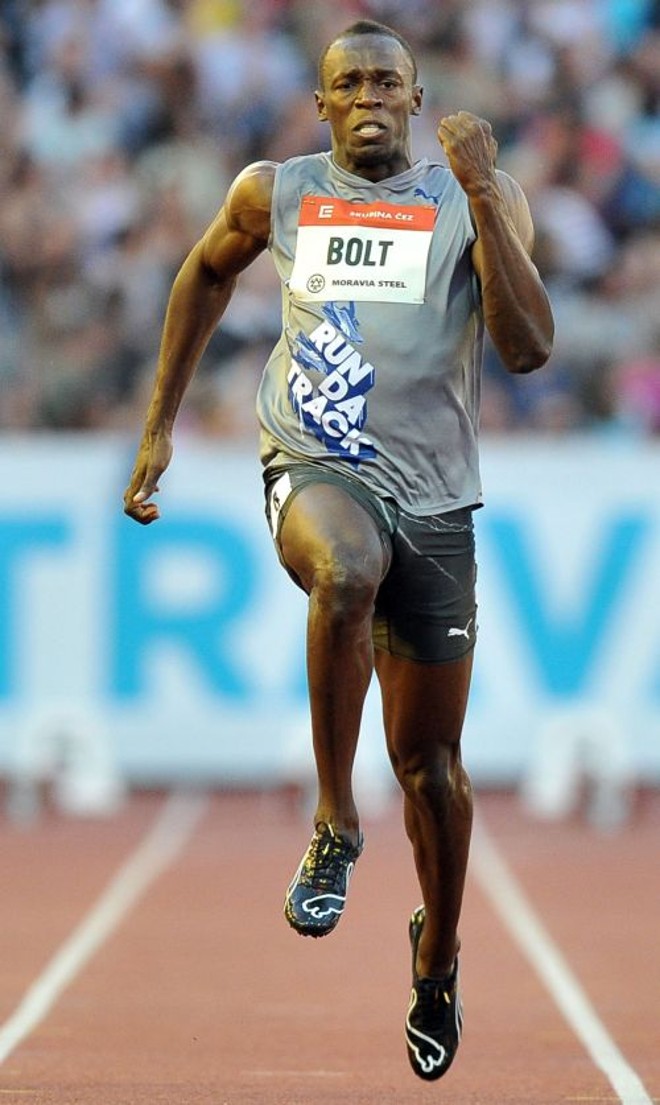 Todos querem ver Bolt -Apesar dos mais de 1 milhão de pedidos de compra de ingressos, apenas 40 mil pessoas terão a chance de acompanhar, in loco, a disputa dos 100 m rasos do atletismo. Todos querem ver uma das provas olímpicas mais emocionantes e, é logico, o homem mais rápido do mundo: Usain Bolt (foto). Assim como ocorreu em Pequim, o jamaicano, de 25 anos, promete ser umas das estrelas da Olimpíada de Londres. E o corredor que, além da velocidade, também chama a atenção pelas brincadeiras e poses tem o objetivo de quebrar o recorde mundial dele mesmo, de 9,58 segundos. Bolt parece não ter adversários à altura. No entanto, terá de manter atenção máxima para não errar. O exemplo veio no Mundial de Atletismo de Daegu, na Coreia do Sul, em 2011, quando queimou a largada e foi desclassificado da final dos 100 m. Além da prova mais rápida do atletismo, o jamaicano vai buscar o bicampeonato nos 200 m e no revezamento 4 x 100 m |