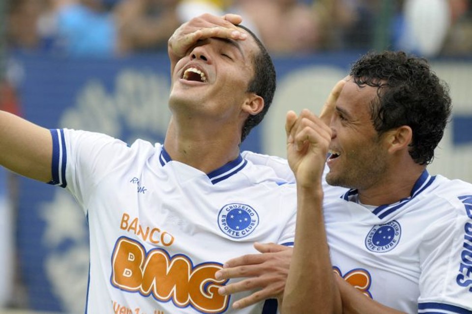 Atacante Anselmo comemora gol na goleada de 6 a 1 que livrou a Raposa da queda | Douglas Magno/VIPCOMM