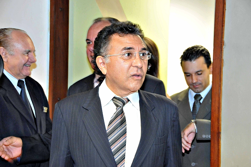 Os delitos de natureza econômica geram efeitos danosos para a sociedade. Os corruptos matam por atacado. É o sujeito que morre na fila do SUS ou o que morre de fome. O corrupto é o genocida. | Walber/Correio do Estado