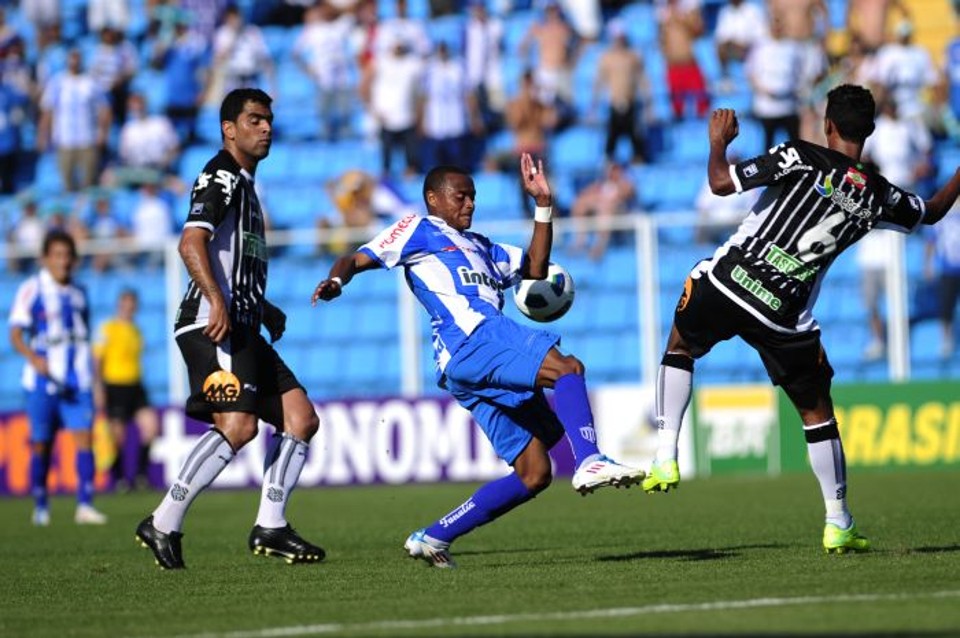 Já rebaixado, o Avaí segurou o rival Figueirense, impedindo-o de lutar pela última vaga na Libertadores | Flávio Neves/ Diário Catarinense/ RBS