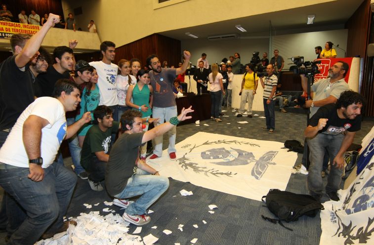 Manifestantes tomaram o plenário da Assembleia e tentaram impedir a votação do projeto que repassa à ONGs serviços do Estado | Ivonaldo Alexandre/ Gazeta do Povo