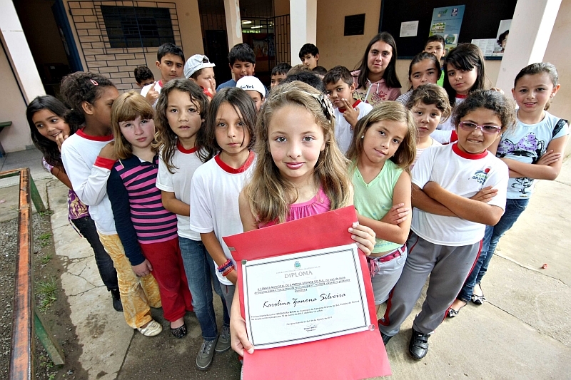Uma escola rural de Campina Grande do Sul simulou uma eleição, elegeu a vereadora-mirim Carolina e ganhou uma cancha de esportes | Aniele Nascimento/ Gazeta do Povo