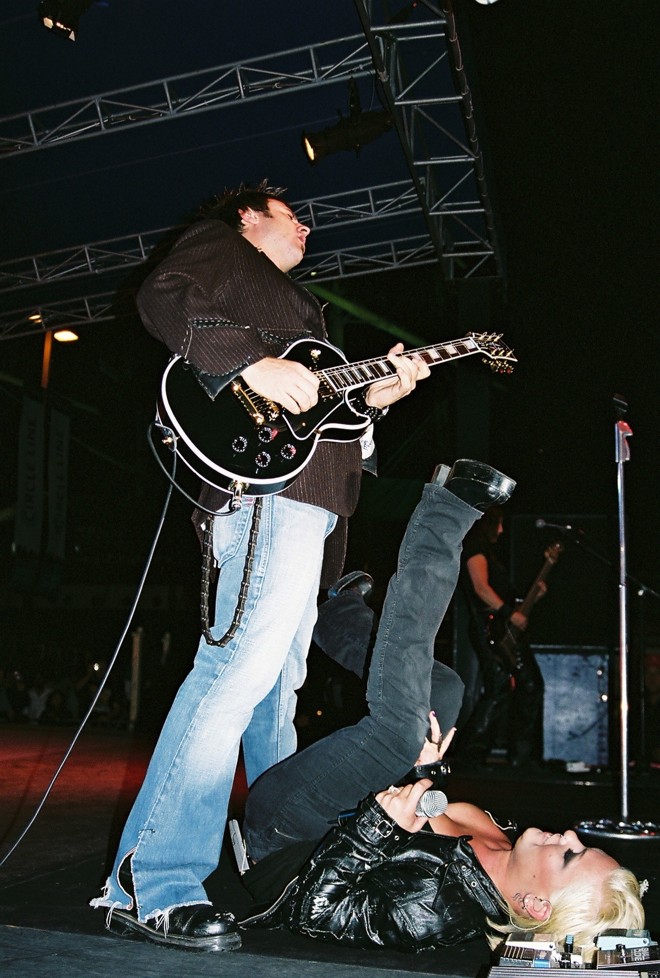 Rafael Moreira foi guitarrista da cantora Pink, com quem inclusive gravou um CD e um DVD | 