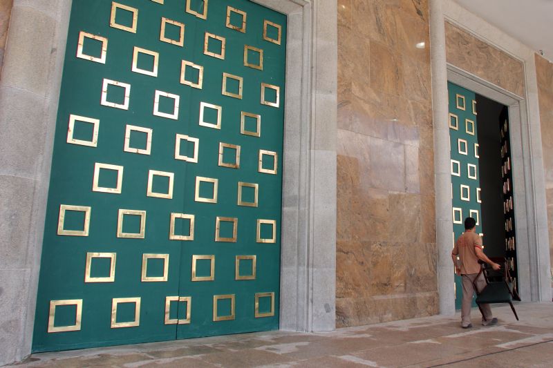 Funcionário de uma transportadora carrega móveis para dentro da sede histórica do governo | Walter Alves/ Gazeta do Povo