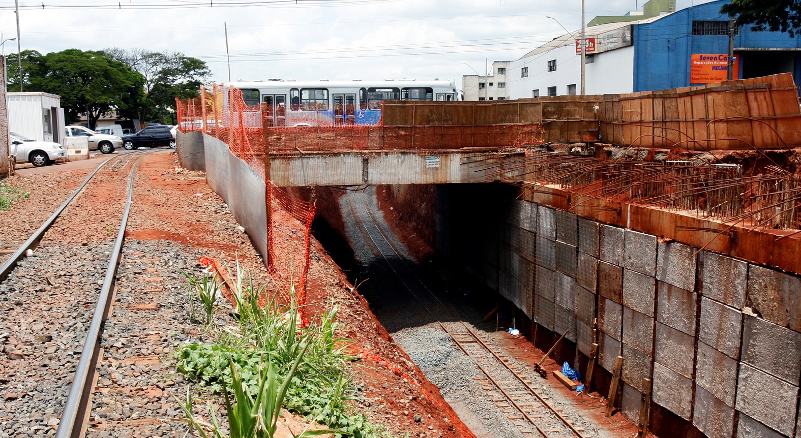 Diariamente o trem interrompe o tráfego na via causando longos engarrafamentos e muitos minutos de espera | Divulgação PMM