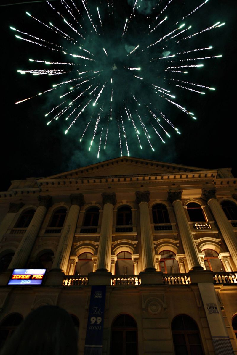 Relógio digital (à esquerda) fará a contagem regressiva para os 100 anos | Antônio Costa/Gazeta do Povo